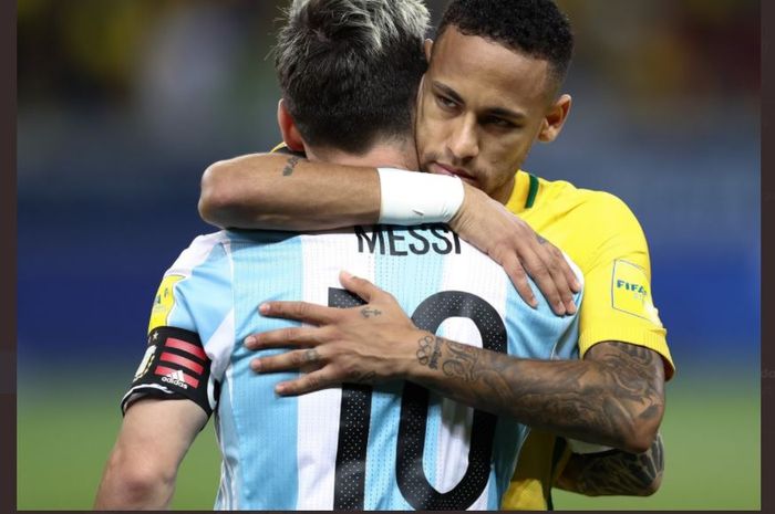 Lionel Messi berpelukan dengan Neymar dalam duel timnas Argentina vs Brasil.