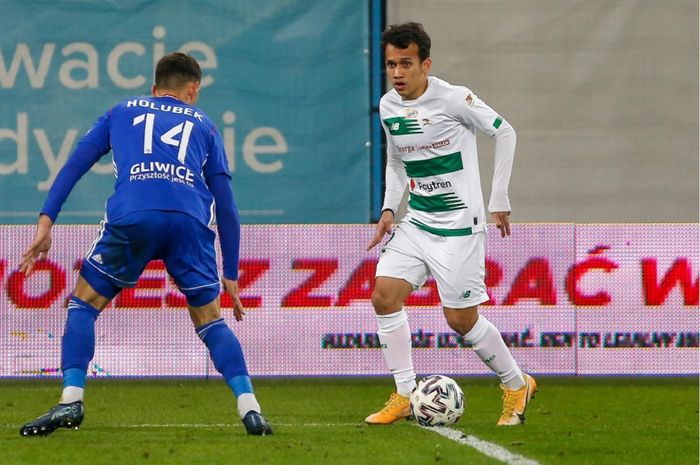 Sayap Lechia Gdansk Egy Maulana Vikri (kanan) coba melewati bek Piast Gliwice Jakub Holubek dalam Liga Polandia, 24 November 2020 WIB. Egy masuk pada menit ke-84, Lechia kalah 0-2.