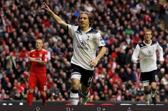 Luka Modric merayakan golnya dalam partai Tottenham Hotspur di kandang Liverpool di Liga Inggris 2010-2011.