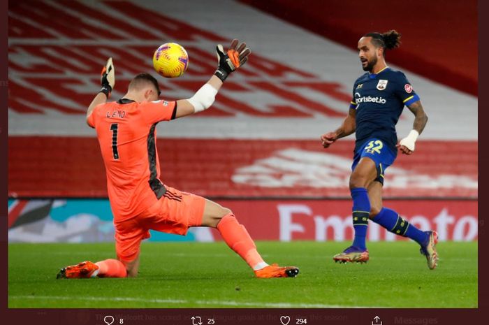 Theo Walcott mencetak gol Southampton ke gawang Arsenal dalam laga Liga Inggris di Emirates Stadium, 16 Desember 2020.