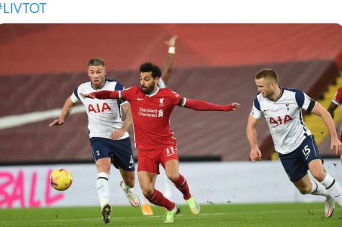 Striker Liverpool, Mohamed Salah, beraksi dalam laga Liga Inggris kontra Tottenham Hotspur di Stadion Anfield, Rabu (16/12/2020).