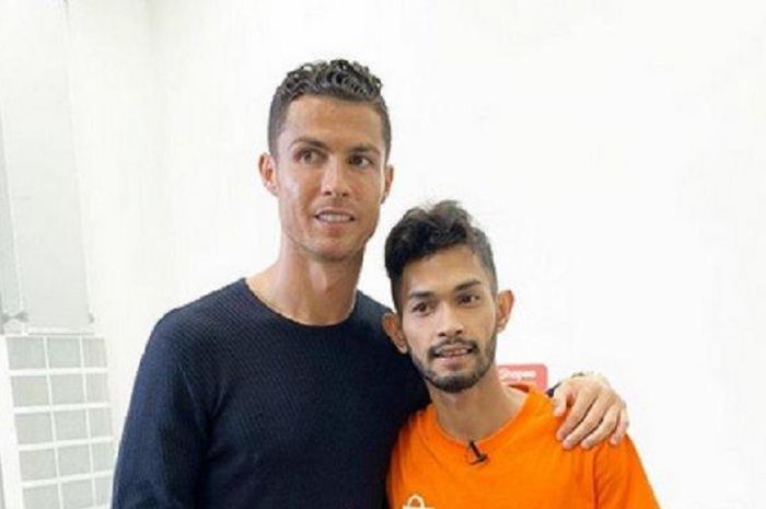 Martunis berfoto dengan ayah angkatnya, Cristiano Ronaldo.