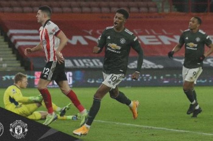 Manchester United naik tiga posisi pada klasemen Liga Inggris seusai mengalahkan Sheffield United dalam laga yang menyajikan dua kiper lomba melakukan blunder.