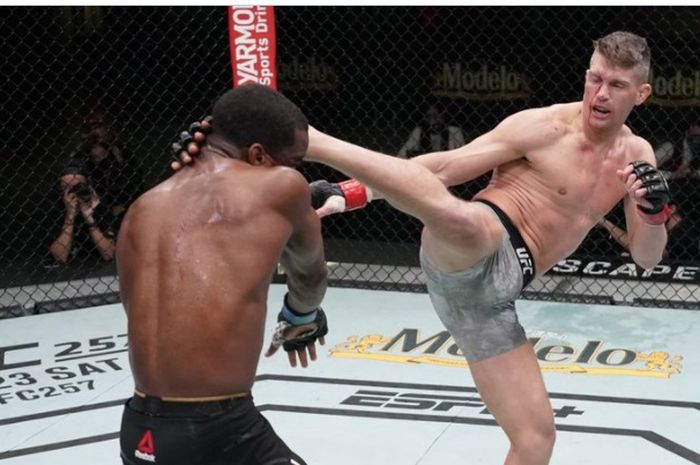 Petarung UFC, Stephen Thompson (kanan) ngaku tak suka Khamzat Chimaev.