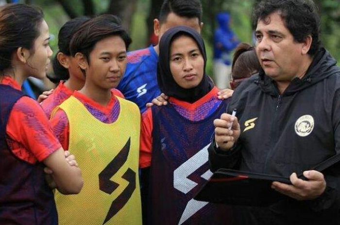 Carlos Oliveira mengunjungi latihan Arema FC Putri pada Minggu (20/12/2020).