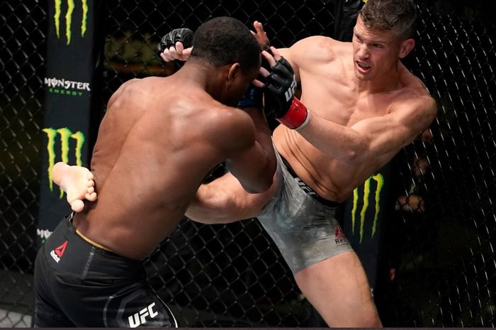 Stephen Thompson (kanan) mengalahkan Geoff Neal (kiri) pada UFC Vegas 17 di UFC APEX, Las Vegas, Amerika Serikat, 19 Desember 2020.