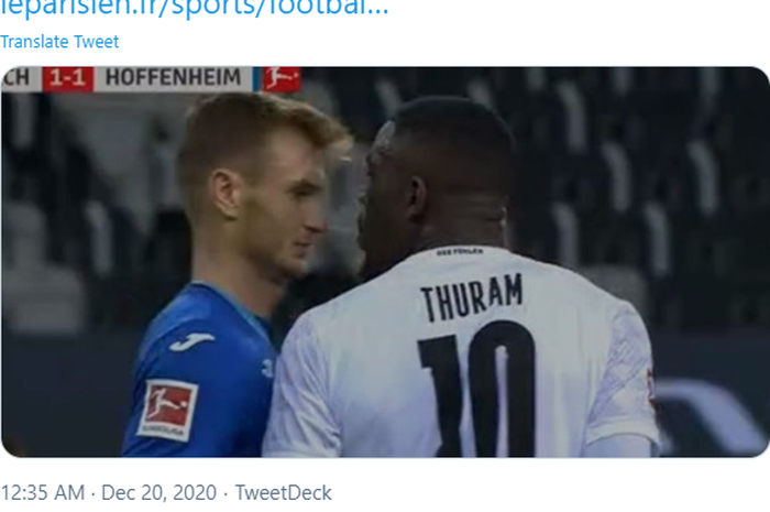 Striker Borussia Moenchengladbach, Marcus Thuram (kanan), tertangkap kamera meludah ke arah pemain Hoffenheim, Stefan Poch, dalam laga pekan ke-13 Bundesliga 2020-2021, Sabtu (19/12/2020).