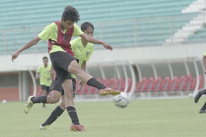 Para pemain timnas U-16 Indonesia bermain dalam gim internal di Stadion Maguwoharjo, Yogyakarta, Sabtu (19/12/2020).