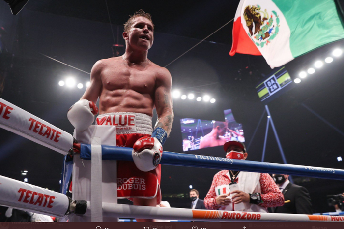 Petinju kelas menengah super, Canelo Alvarez, saat melakukan selebrasi atas kemenangan melawan Callum Smith pada Minggu (20/12/2020)