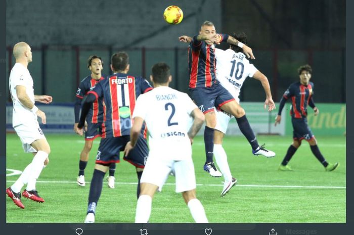 Duel Casertana vs Viterbese di Serie C Liga Italia diikuti 9 pemain lawan 11.