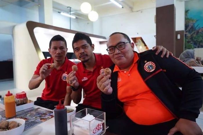 Media Officer Persija Jakarta, Dwi Putra, bersama Bambang Pamungkas dan Ismed Sofyan