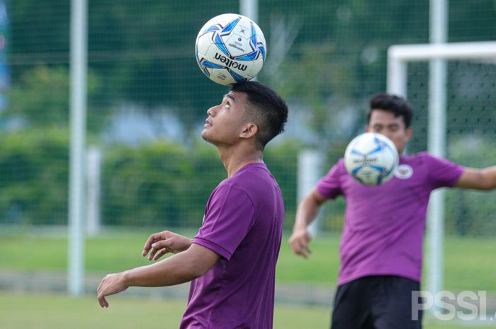 Pemain Persebaya Surabaya, Hambali Tolib saat menjalani pemusatan latihan (TC) timnas Indonesia di Jakarta, Senin (21/12/2020).