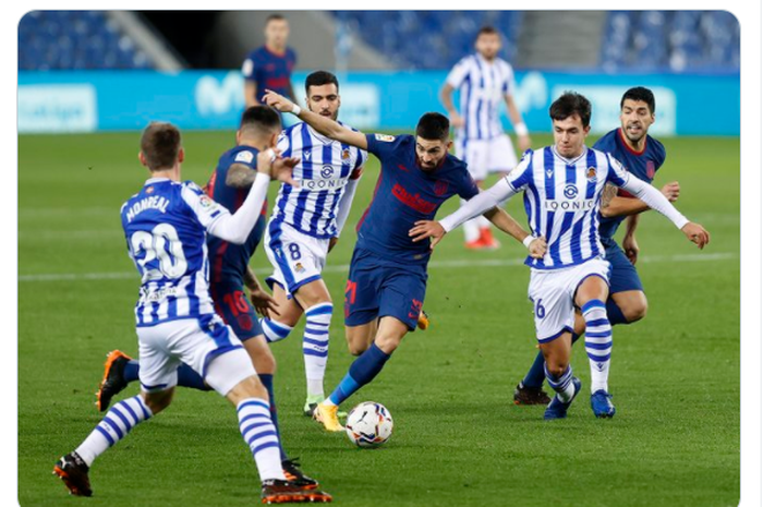 Momen ketika winger Atletico, Yannick Ferreira Carrasco (tengah) berduel dengan pemain Real Sociedad dalam laga pekan ke-15 Liga Spanyol 2020-2021.