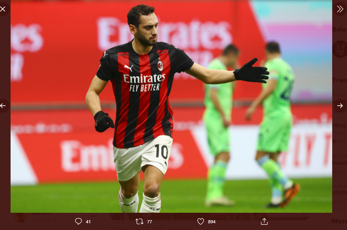 Gelandang AC Milan, Hakan Calhanoglu, merayakan gol yang ia sarangkan ke gawang Lazio dalam laga pekan ke-14 Liga Italia 2020-2021.