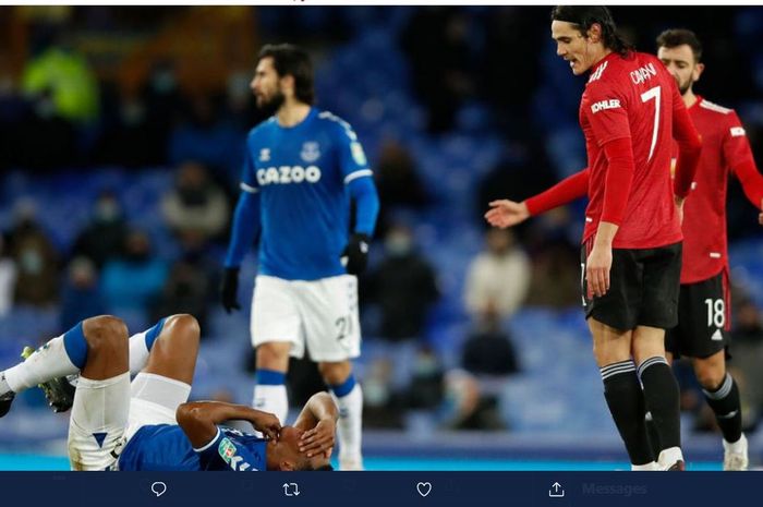 Edinson Cavani membanting Yerry Mina dalam duel Piala Liga Inggris antara Everton vs Manchester United, 23 Desember 2020.