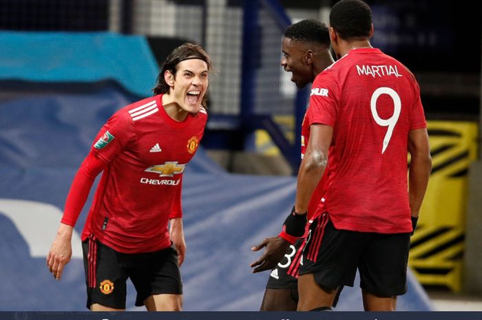 Ekspresi bomber Manchester United, Edinson Cavani  kala dihampiri Anthony Martial usai mencetak gol ke gawang Everton dalam kemenangan 2-0 di ajang Piala Liga Inggris 2020-2021.