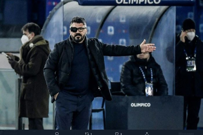 Gennaro Gattuso nampak menggunakan penutup mata dalam laga antara Napoli dan Lazio, Minggu (20/12/2020).