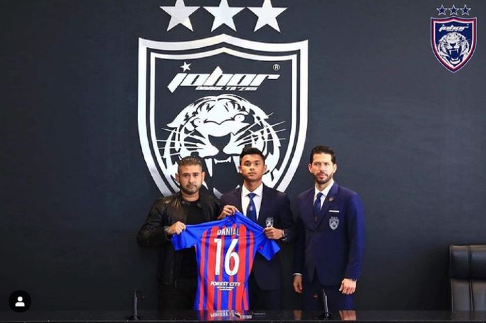 Danial Amier (tengah) berpose dengan pemilik Johor Darul Ta'zim Tunku Ismail Sultan Ibrahim (kiri) dalam perkenalan sebagai pemain baru klub raksasa Malaysia itu, Selasa (22/12/2020).