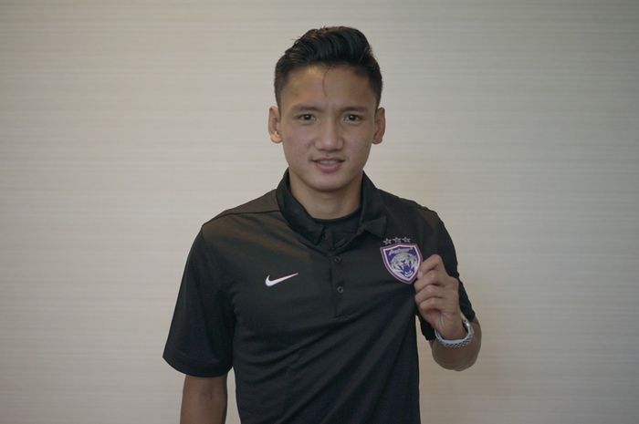 Pemain Indonesia, Syahrian Abimanyu saat diperkenalkan Johor Darul Takzim ke publik.