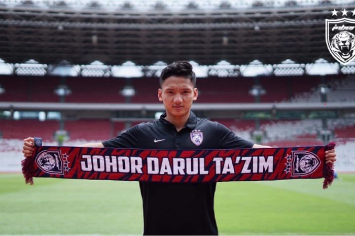 Syahrian Abimanyu membentangkan syal Johor Darul Ta'zim, klub raksasa Malaysia yang merekrutnya dari Madura United, 23 Desember 2020.