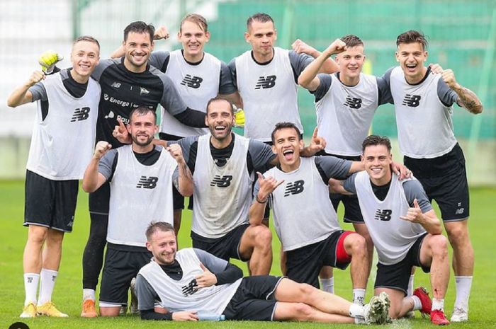 Egy Maulana Vikri (kedua dari kanan, berlutut) terjepit dalam persaingan bermain di Lechia Gdansk.