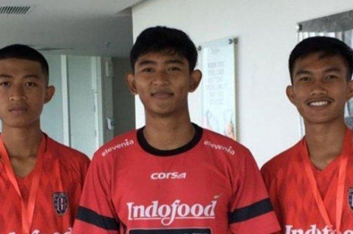 Pemain Garuda Select II sekaligus bek Bali United, Putu Dipa Yogi Arta (tengah).