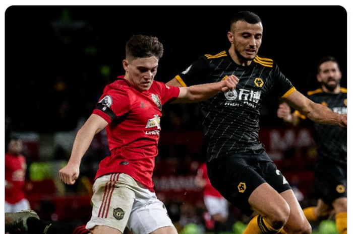 Momen duel antara winger Manchester United, Daniel James (kiri) dengan bek Wolverhampton Wanderers, Roman Saiss, dalam sebuah pertandingan Liga Inggris.