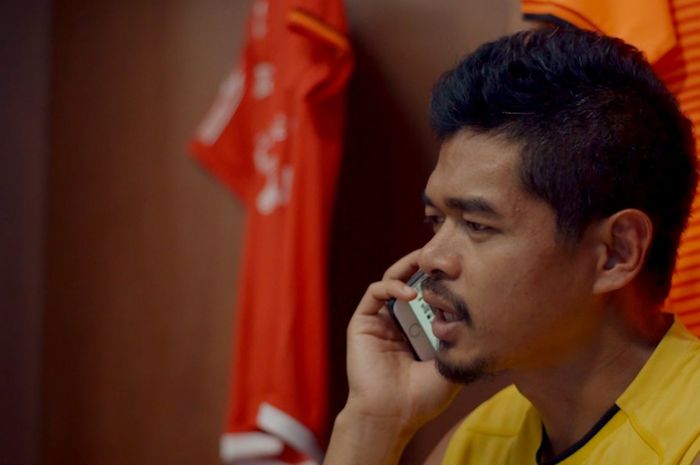 Legenda sepak bola Indonesia, Bambang Pamungkas yang tampil dalam film Rio The Survivor.