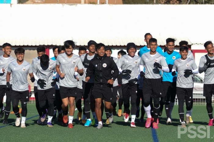 Para pemain Timnas U-19 Indonesia  sudah melakoni latihan pada Senin (28/12/2020).  Sesi latihan dilakukan siang hari di Stadion Campo Futbol Roda de Bara, Tarragona.