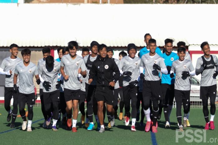 Para pemain Timnas U-19 Indonesia mulai berlatih di Stadion Campo Futbol Roda de Bara, Tarragona, Spanyol. Mereka akan pindah ke Futbol Salou Sports Center dan Shin Tae-yong ikut bergabung tanggal 3 atau 4 Januari 2021.