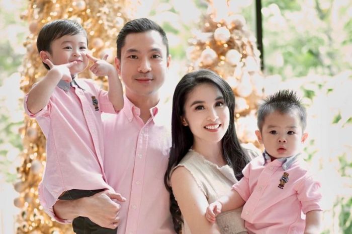 Unggah foto keluarga kecilnya saat rayakan Imlek 2021, Sandra Dewi justru kepergok curhat di media sosialnya.