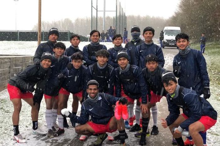 Para pemain Garuda Select menikmati momen turunnya hujan salju.