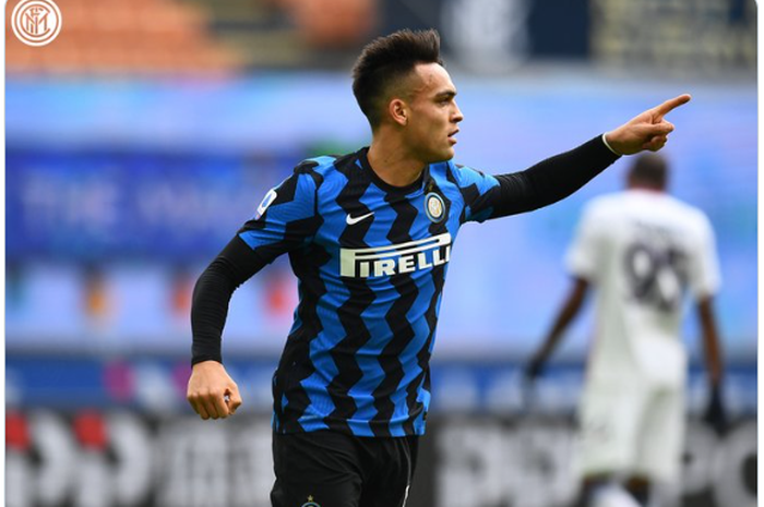 Striker Inter Milan, Lautaro Martinez, merayakan gol yang dia cetak ke gawang Crotone dalam laga pekan ke-15 Liga Italia 2020-2021.