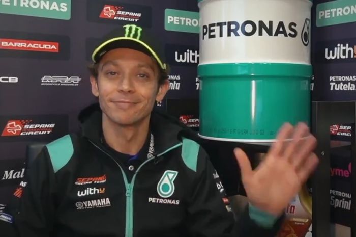 Valentino Rossi mengenakan seragam tim Petronas Yamaha SRT menjelang MotoGP 2021.