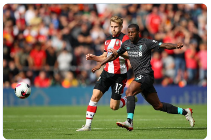 Gelandang Liverpool, Georginio Wijnaldum (kanan) saat berduel dengan pemain Southampton, Stuart Armstrong, dalam sebuah pertandingan Liga Inggris.