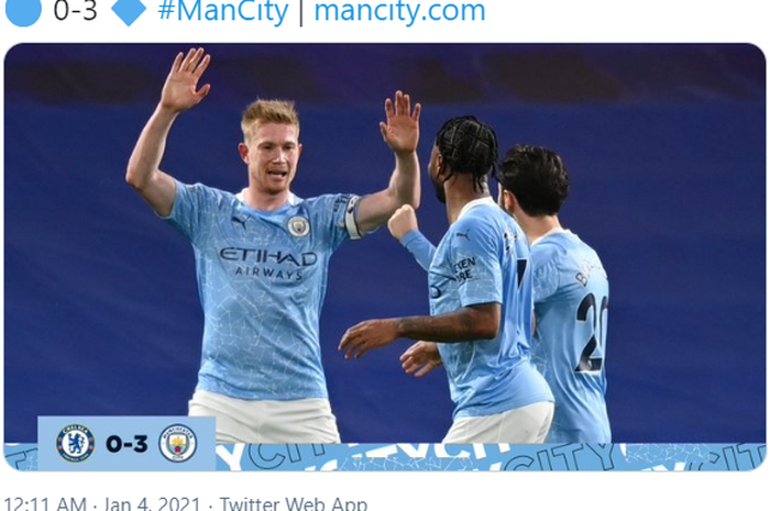 Gelandang Manchester City, Kevin De Bruyne (kiri) merayakan gol yang ia cetak ke gawang Chelsea dalam laga pekan ke-17 Liga Inggris bersama Raheem Sterling dan Bernardo Silva.