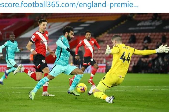 Penyerang Liverpool, Mohamed Salah, berduel dengan kiper Southampton, Fraser Forster, dalam laga Liga Inggris di Stadion St. Mary's, Senin (4/1/2020).