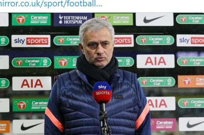 Pelatih Tottenham Hotspur, Jose Mourinho, melakukan wawancara seusai laga semifinal Piala Liga Inggris kontra Brentford di Tottenham Hotspur Stadium, Selasa (5/1/2020).