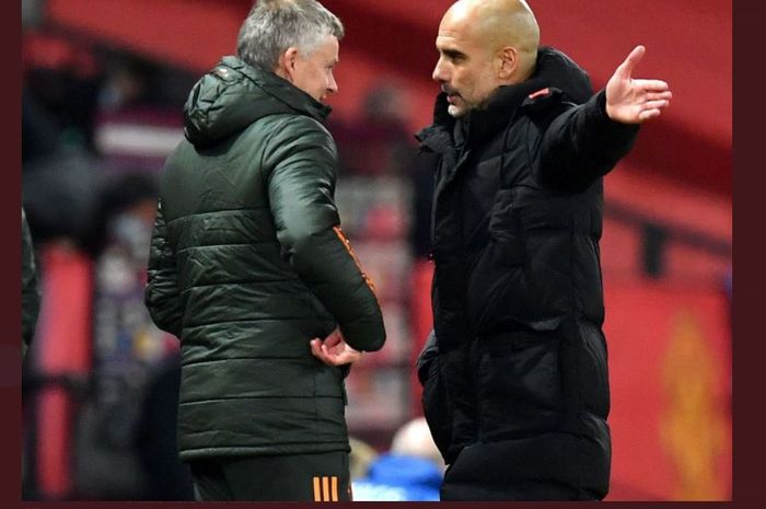 Ole Gunnar Solskjaer berbicara dengan Pep Guardiola dalam partai Manchester United vs Manchester City.