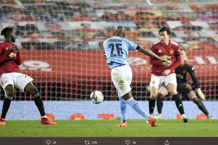 Fernandinho mencetak gol Manchester City ke gawang Manchester United pada semifinal Piala Liga Inggris, 6 Januari 2021.