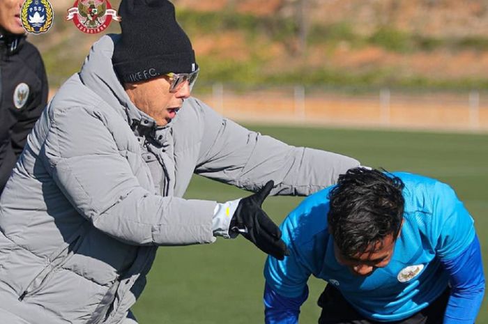 Pelatih Timnas U-19 Indonesia Shin Tae-yong membantu anak asuhnya dalam latihan di Spanyol, Kamis (7/1/2021).