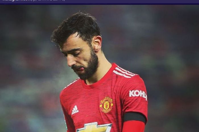 Gelandang Manchester United, Bruno Fernandes, tertunduk lesu usai timnya kalah 0-2 dari Manchester City pada semifinal Piala Liga Inggris 2020-2021 di Stadion Old Trafford, Rabu (6/1/2021) waktu setempat atau Kamis pukul 02.45 WIB.