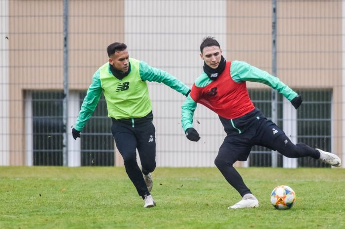 Pemain Timnas U-22 Indonesia Egy Maulana Vikri (kiri) langsung tancap gas dalam latihan penuh Lechia Gdansk, Kamis (7/1/2021).