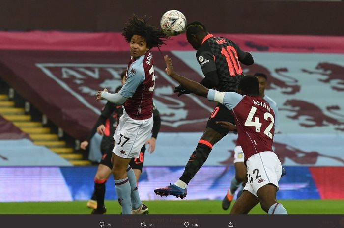 Penyerang Liverpool, Sadio Mane, mencetak gol sundulan ke gawang Aston Villa dalam laga Piala FA, Jumat (8/1/2021).