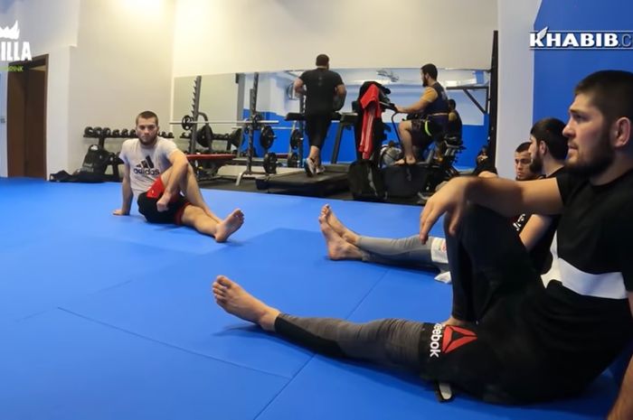 Khabib Nurmagomedov, berlatih bersama saudara-saudara seperguruannya di Dagestan.