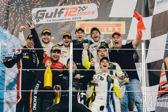 Valentino Rossi, Luca Marini, dan Uccio Salucci (yang tergabung dalam tim Monster VR46 Kessel Racing) berpose bersama para peraih podium pada ajang balap ketahanan Gulf 12 Hours 2019 di Yas Marina, Abu Dhabi, Uni Emirat Arab.