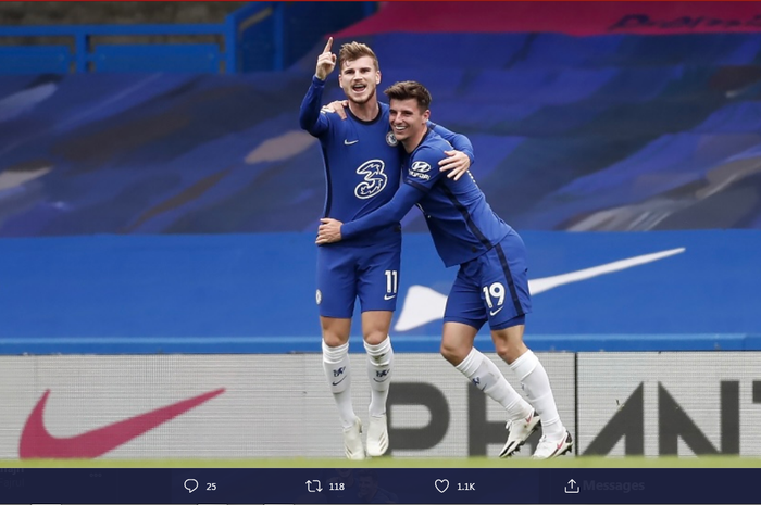 Timo Werner (kiri) merayakan gol untuk Chelsea bersama dengan Mason Mount (kanan).