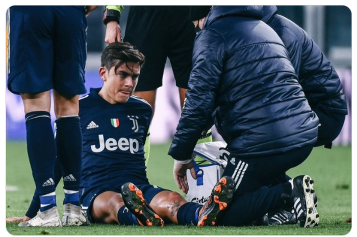 Paulo Dybala menerima penanganan dari tim medis usai mendapat cedera kala bermain di laga Juventus vs Sassuolo.