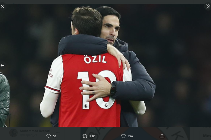 Mikel Arteta memeluk Mesut Ozil setelah timnya, Arsenal, berhasil menekuk Manchester United dengan skor 2-0 (2/1/2020)