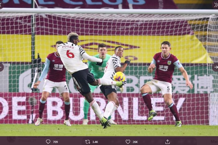 Paul Pogba ketika melesakkan bola ke gawang Burnley.